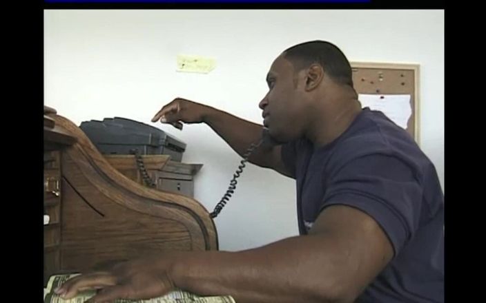 Vintage Usa: Siyah ve büyük memeli sekreter ofiste siyah patronu tarafından sikiliyor