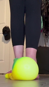 Una elastica banana squish taglia 26 piedi