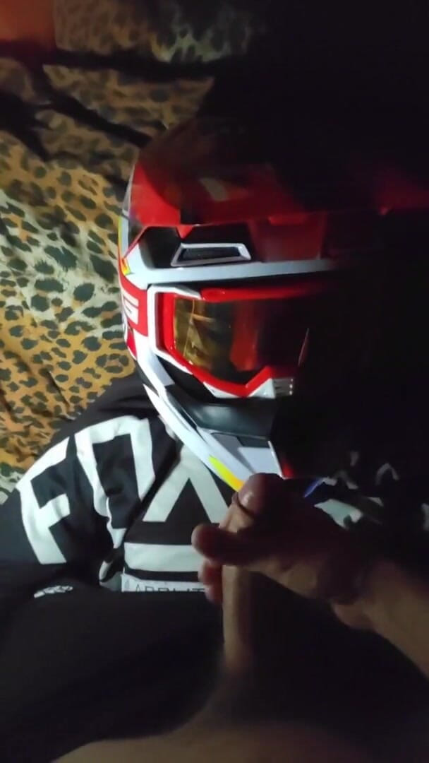 Sneakersmax98: Bekas teman lelaki dalam Mxhelmet melancap saya, pancutan dalam gogglenya