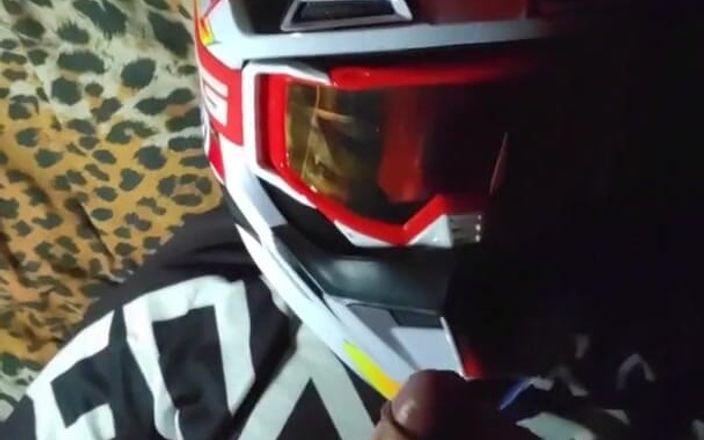 Sneakersmax98: Mxhelmet में पूर्व प्रेमी ने मुझे झटका दिया, उसके चश्मे में वीर्य