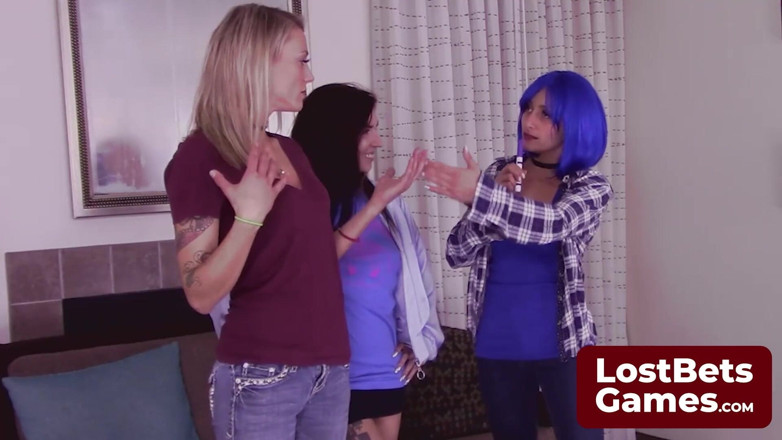 Lost Bets Games: Carmen aux cheveux bleus et ses amis jouent à un jeu...
