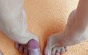 Selena 70: Éjaculation sur les petits pieds de Selena