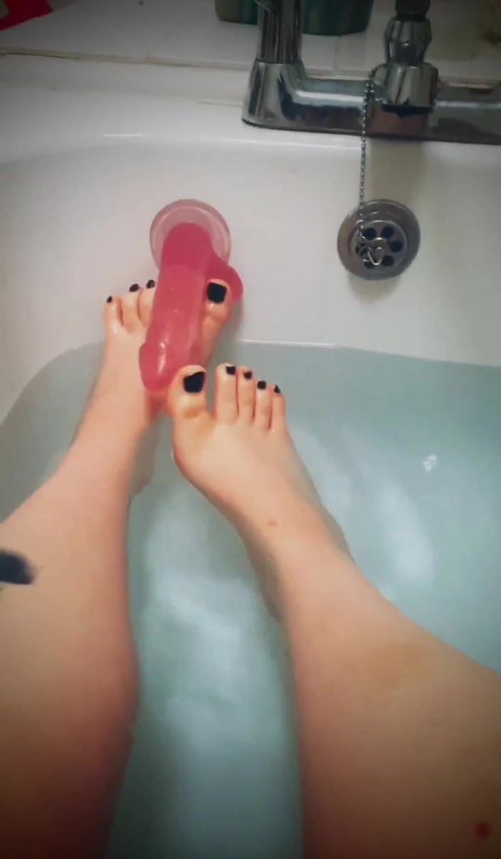 Yourfavecumslut: Super pies mojados - en primer plano - trabajando con el pie