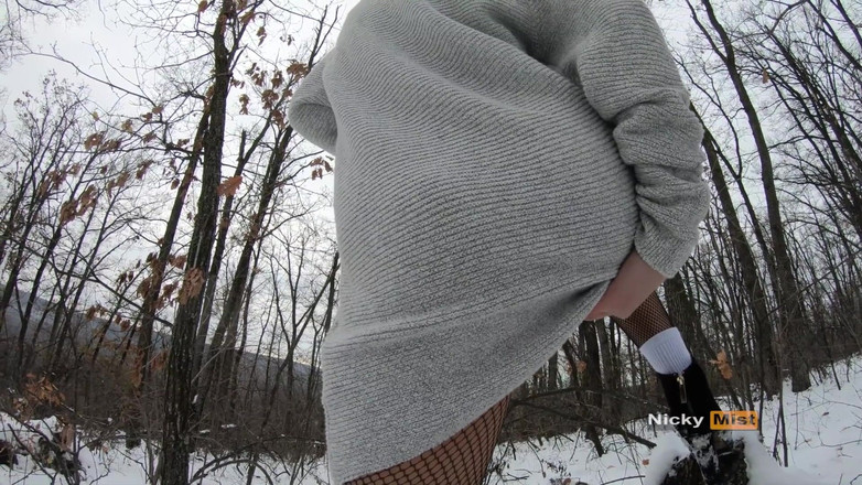 Nicky Mist: सेक्सी सर्दियों काले बाल वाली बनी आउटडोर खेलती है, ठंडा होना बहुत हॉट है!