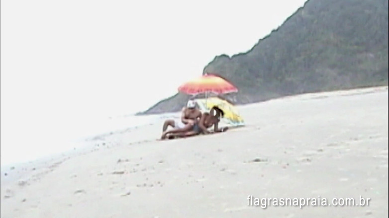 Amateurs videos: Brazilian couple records video having sex on the beach
