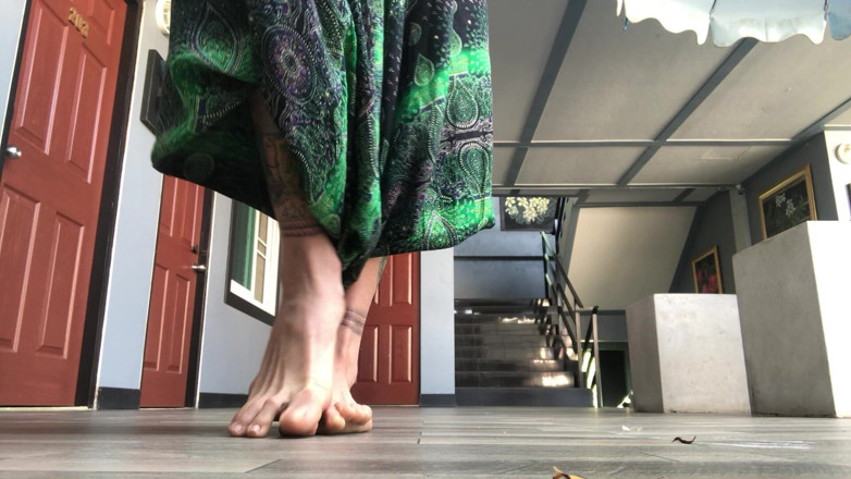 Goddess Maya: Feet and Smoking Fetish Spanish