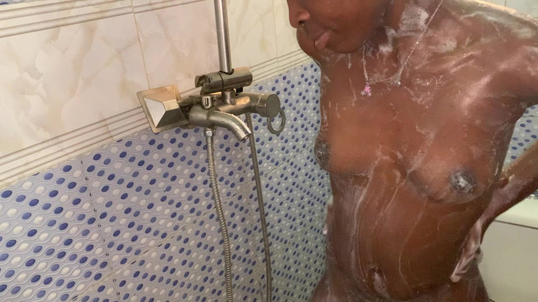 Browngurl234: Calda ragazza ebano stuzzica in bagno bellezza naturale formosa