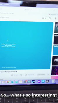 Šukání prsaté nejlepší kamarádky, zatímco je jedním telefonem se svým přítelem