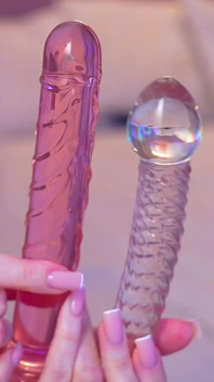 Deine Mia in einem sommerkleid auf dem bett mit einem dildo