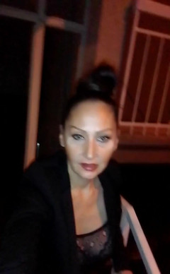 Dominatrix Redsonyja: Dominatrix přijde domů, mám dobré vibrace celou noc v klubu...