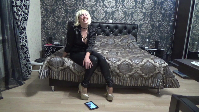 Goddess Misha Goldy: タブレットを粉砕し、屈辱を与える