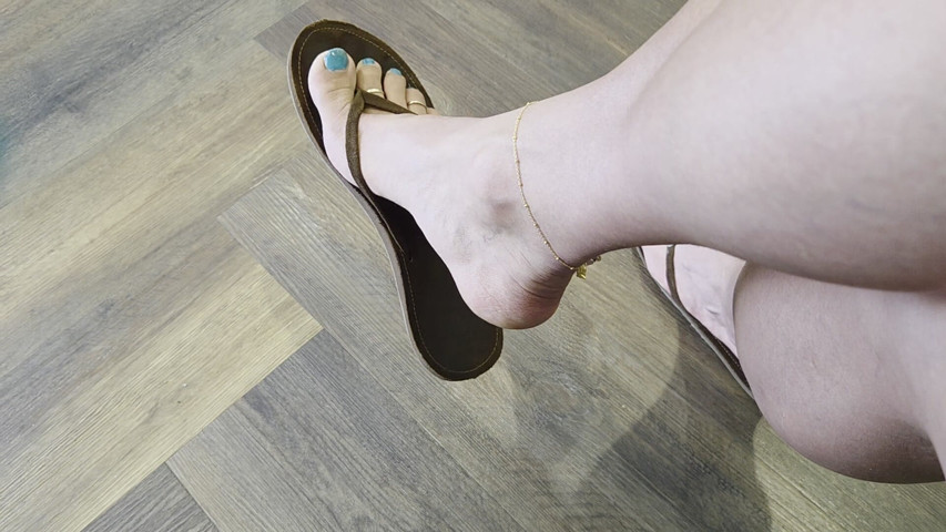 Infradito penzolanti con piedi sudati (Tsbellaroma) Dangling Flipflop with Sweaty Feet (Tsbellaroma)
