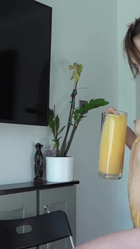 Secrétaire’s Cake Sit, custard verser et faire pipi sur un ordinateur portable