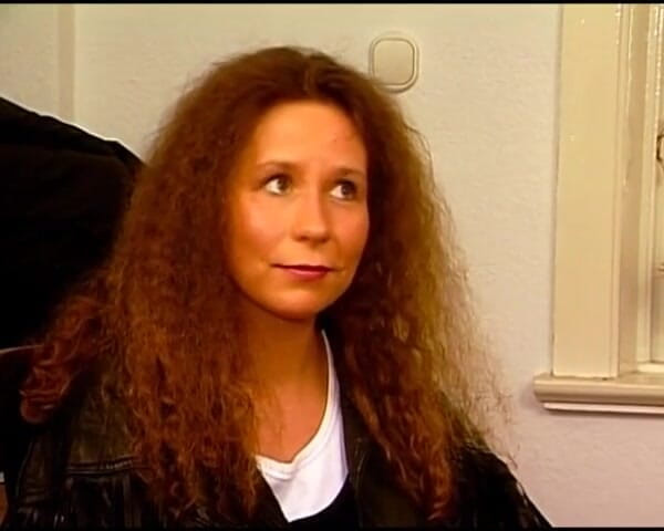 Deutsche XXX Filme: Sua melhor amiga alemã lambeu sua buceta debaixo da mesa