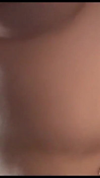 Une fille tatouée à gros cul suce une chatte et se masturbe, sperme dans la bouche