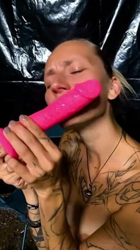 Genç kız kamp yaparken açık havada dildoya biniyor