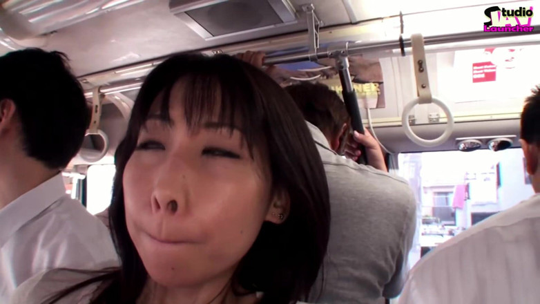 Studio JAV Launcher: Überfüllte bus-spannung, junge ehefrau bleibt still, als ein riskanter moment...