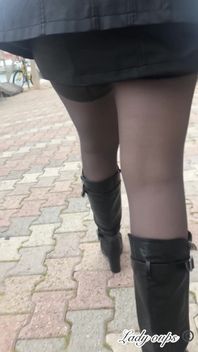 Mini Jupe En Cuir Sans Culotte Et Exhibition En Public
