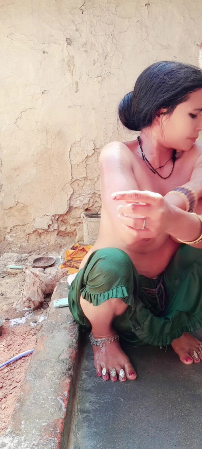 Renudbf: देसी भाभी स्नान कर रही है