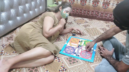 Pakistani CoupleX: インドのデシの義理の妹はルドのゲームをしていましたが、結局はルドから後背位のセックスゲームに変わりました