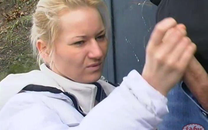 Tabu Film: Femeile ar trebui să poarte întotdeauna o rolă de bucătărie cu...