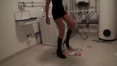 Foot Girls: Crushing blonde making a mess with her high heels