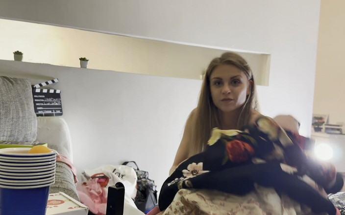 Short Skirt TV: Chica flaca sexy y caliente hace una prueba para mini...