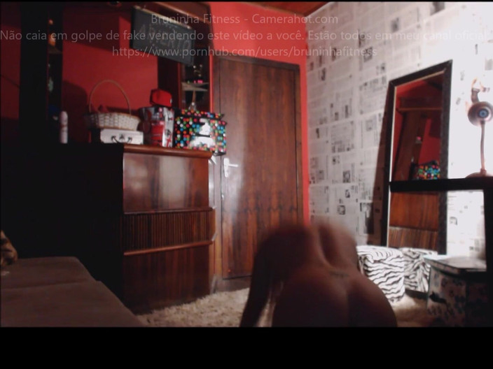 Bruninha Fitness: Cewek seksi brasil lagi joget di kamarnya - tarian pangkuan seksi...