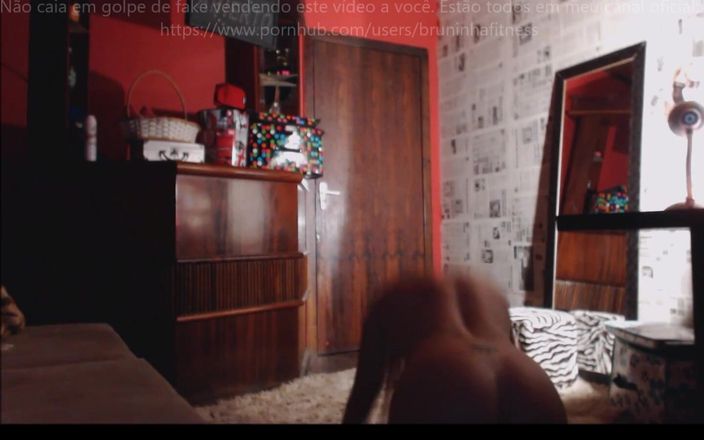 Bruninha fitness: 性感的巴西女郎在她的房间里跳舞 - 性感的膝盖舞和内衣脱衣舞