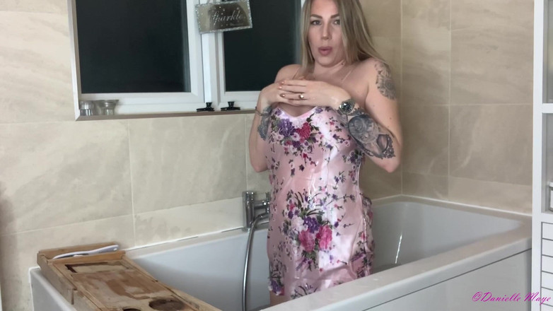 DanielleMaye: Satin nattlig dildo knullar i badet