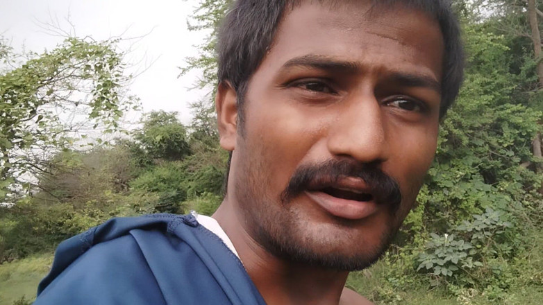 KUMBHA MANOJ KUMAR: Xhard indian - trăind singură în pădure făcând exerciții dure