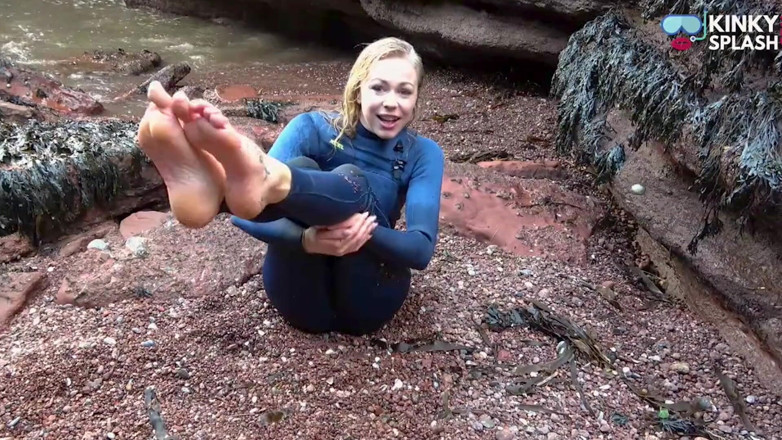 UKCuteGirl Lucy Lauren: Saltig våtdräkt tingsugande slampa