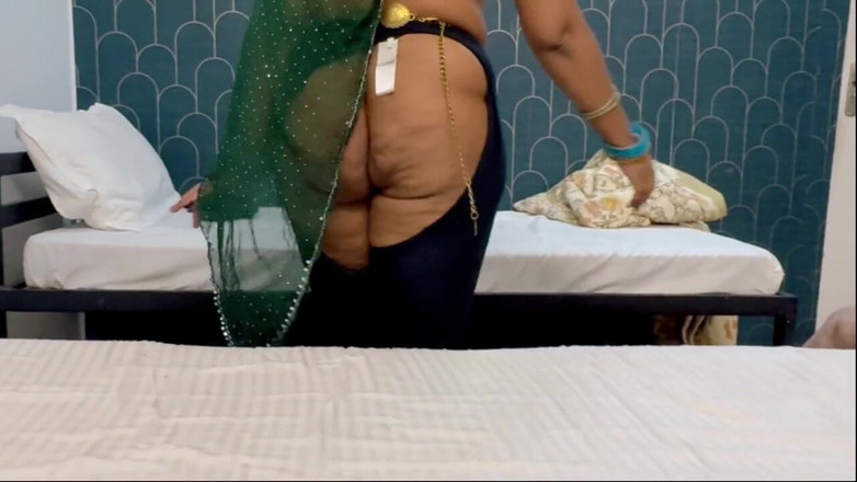 desi_babe1234: सुडौल भारतीय रंडी अपनी मोटी भूरी चूत की चुदाई करने से पहले सख्त रूप से बड़ा लंड चूस रही है