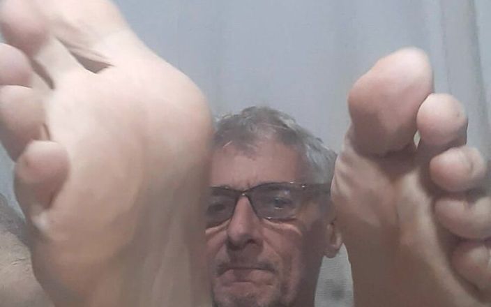 Big uncut hard cock: Gros plan sur mes pieds