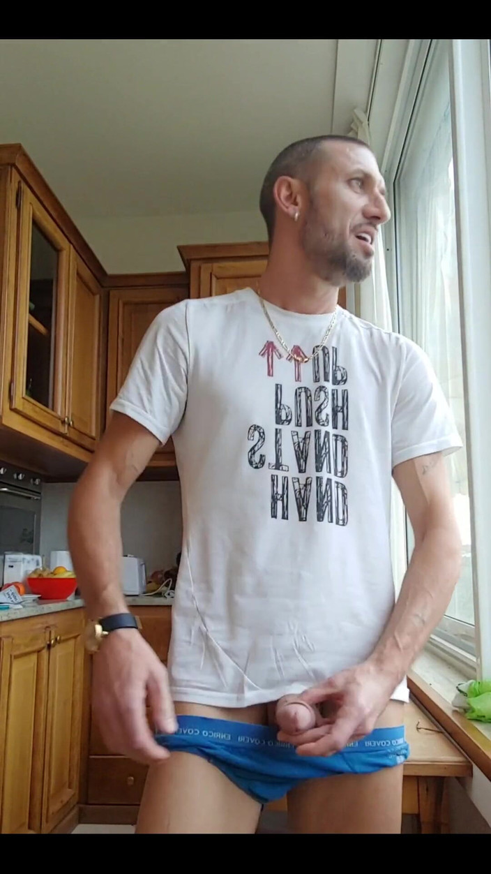 Boy jerking off: Uprostřed kuchyně