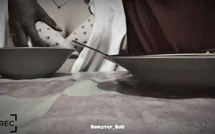 Hamster_Ball: Masturbación con la mano en restaurante Noodle con novia de...