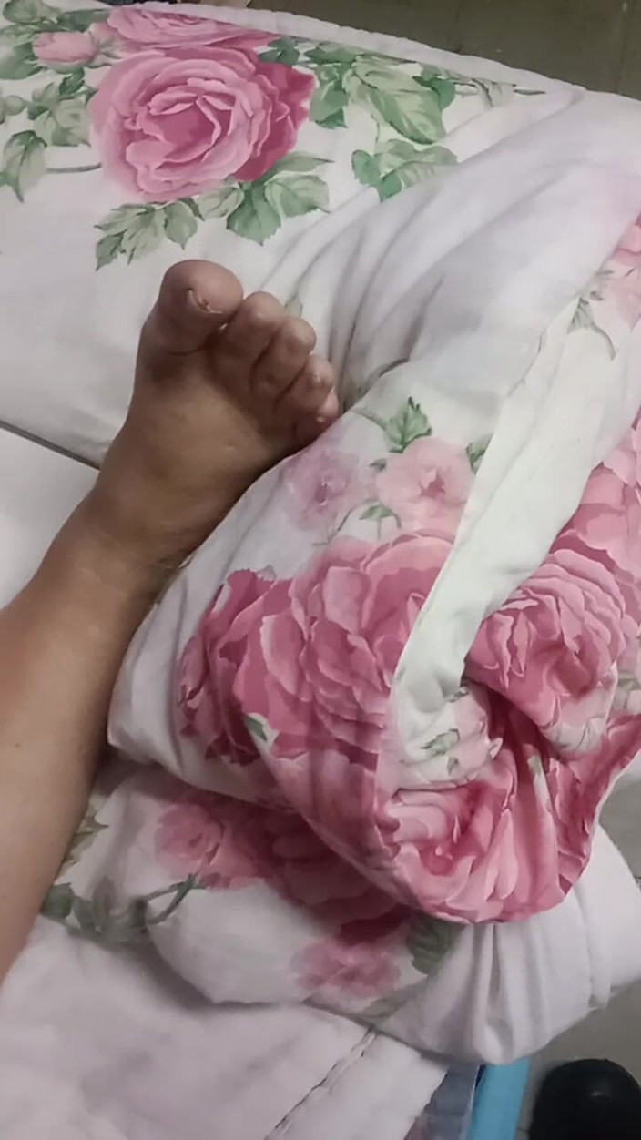Footfetish productions: Mi sego segretamente con il piede della matrigna