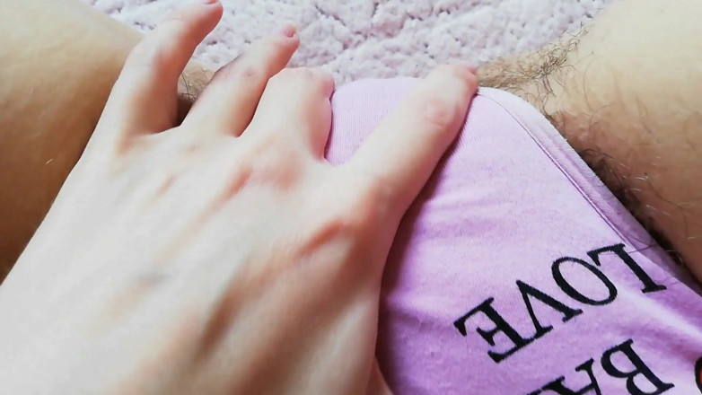 Cuteblonde666: Playing with my pussy hair in panties close up and...