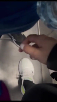 Mon ami de gym me défie de baiser dans la salle de bain