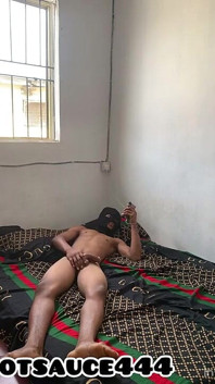 Bersantai dengan tubuh terdedah saya tergoda untuk beraksi