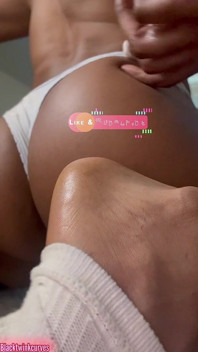 Blacktwinkcurves exhibe ses pieds et son cul huilés de chaussettes floues