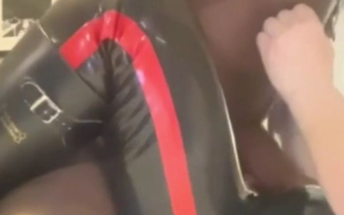 Black smoking muscle stepdad: Verbaal intens interraciaal tietenspel &amp; diep in keel oraal
