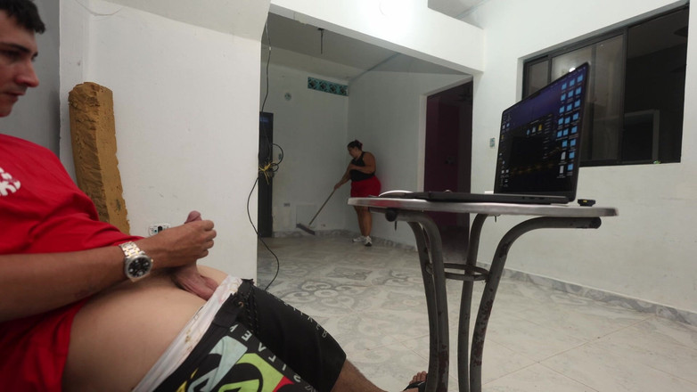 Lexly_16: 我把我的老板从他的奶子里拿出来挽救他的工作