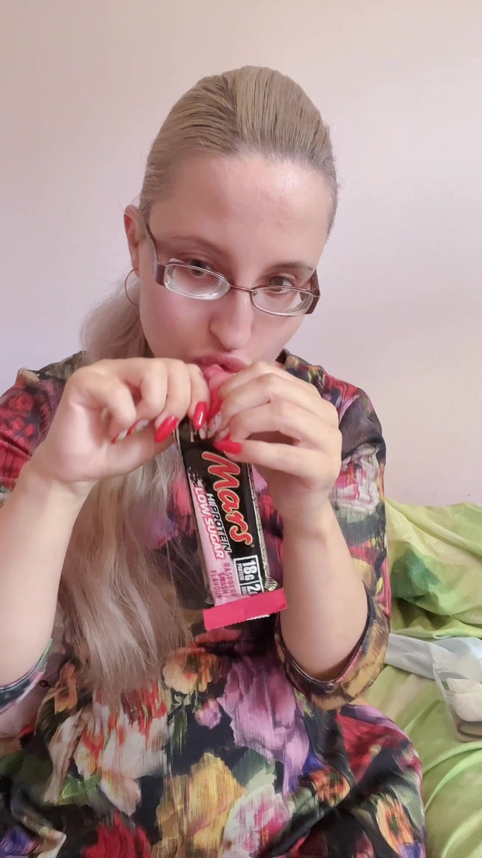 FinDom Goaldigger: Asmr comendo proteína, barra sem açúcar