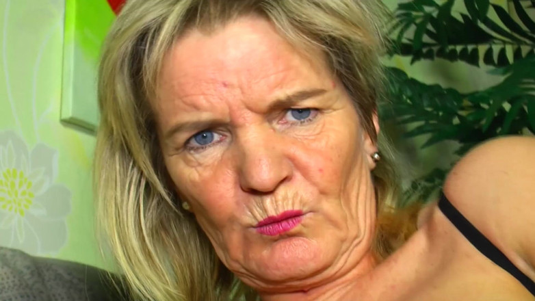 German's Fat and Old Ladies: Ona jest niemiecką babcią w czarnej bieliźnie, która lubi bawić...