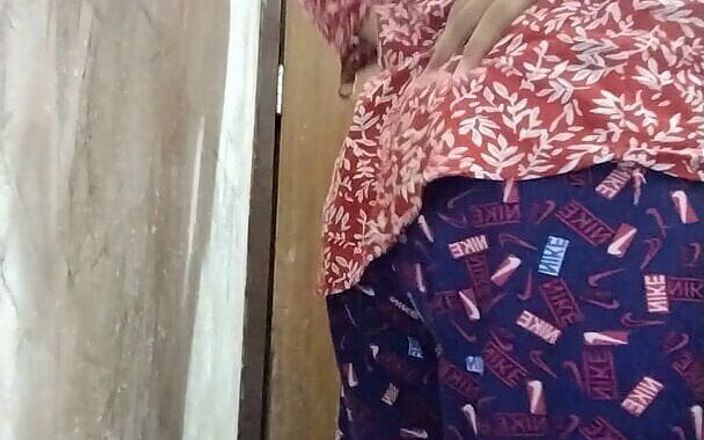 Riya Thakur: Indische tiener toont haar lichaam in de badkamer