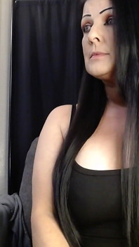 Orta yaşlı seksi kadın esniyor