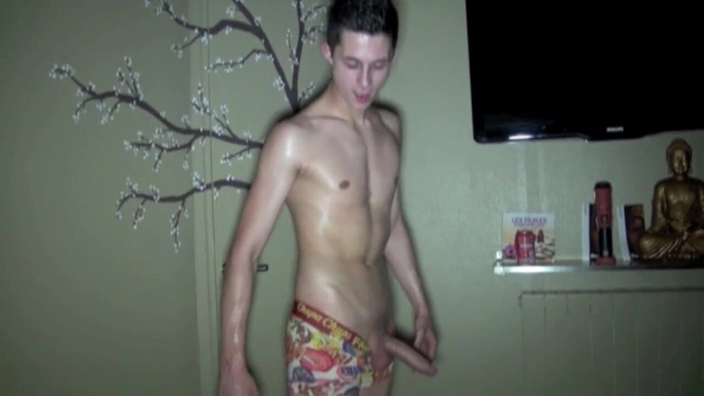 BAD BOYS FUCKERS FROM FRANCE: Rel straigth jongen accepteert om gezogen te worden door een...