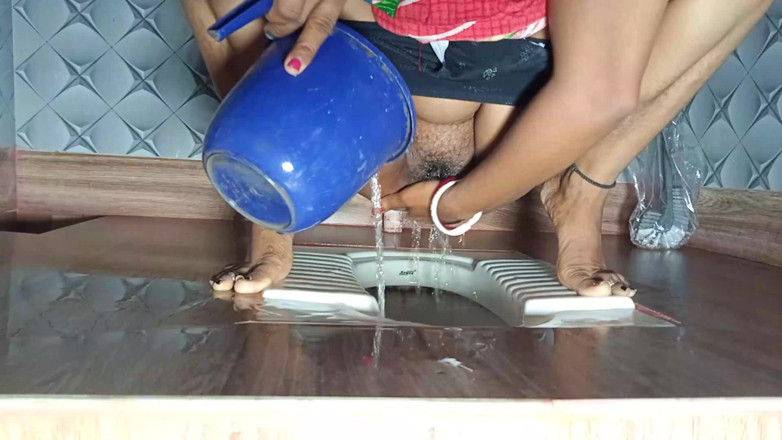 FireeCouple: Indische bengalische tante im badezimmer pisst video-zusammenstellung
