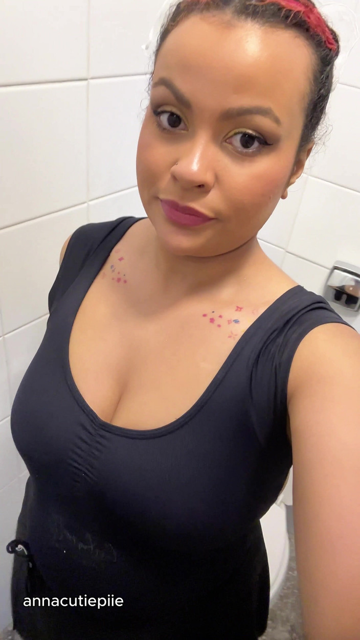 Anna Cutiepiie: Gassy Ballerina Trying Not to Fart During Show Break